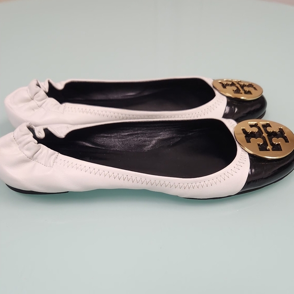 Tory Burch Black and White Flats with Gold Logo GREAT CONDITIONS - Picture 3 of 11